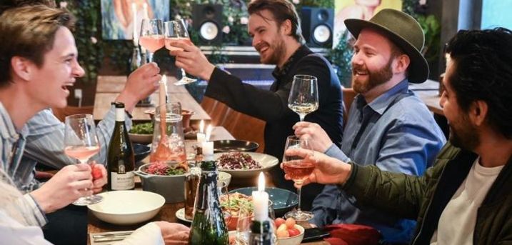 Spis med 34%. Samvær Bar: Pikante cocktails og populære øl-brands hos spisebar med socialt fælles-skål. 