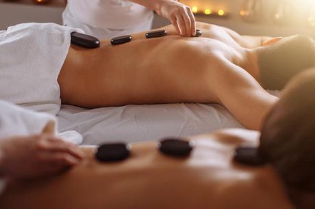 Luksuriøs massage for 2 personer  Vælg mellem: - Hot Stone "Roses massage" - Hot Stone "4 hands special" - Classic "4 hands special"