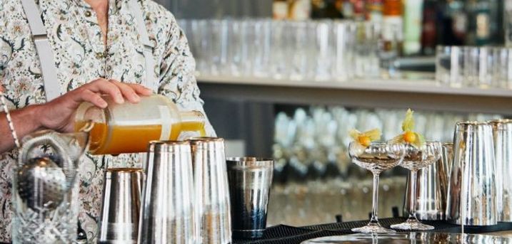 Spis med 33%. Darling Bistro & Bar: Hot spot ved Københavns kanal serverer bobler, friske cocktails, druer på glas og dugfriske øl.