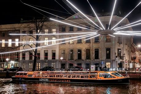 Rondvaart Amsterdam Light Festival (30 november t/m 21 januari 2024) <h2><strong>Wat krijg je?</strong></h2>
<div>
<ul>
 <li>Rondvaart van ca. 75 minuten tijdens Amsterdam Light Festival</li>
 <li>Overdekte en verwarmde luxe boot</li>
 <li>Met een audiogi