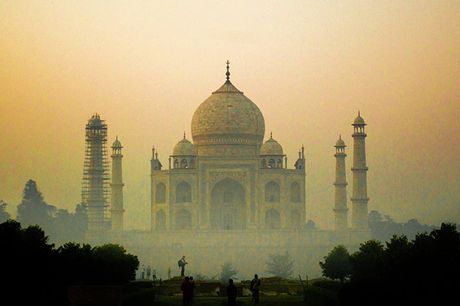 Rundrejse i Indien med tigersafari. Eventyrlig rundrejse i Indien! Oplev bl.a. en af verdens smukkeste bygning Taj Mahal og se tigeren brøle i Ranthambhore Nationalpark. En erfaren dansktalende rejseleder er med på hele rejsen.