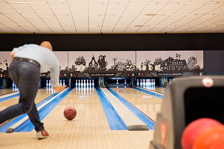 Bowling eller simgolf. Vælg mellem 2 timers bowling eller simgolf og få et par sjove timer hos Odense Bowlinghal & Simgolf Center.