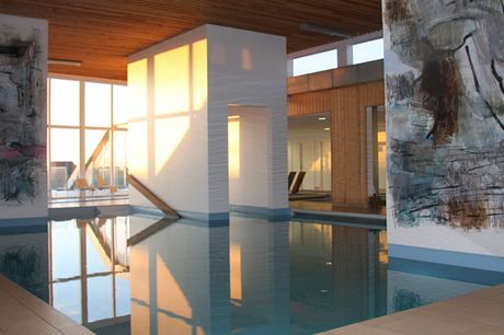 Wellnessophold på Læsø. Midt i Kattegat ligger Læsø. Øen er omkredset af smukke sandstrande, og I finder smukt bevaret natur og tætte skove på øen. Læsø er både kendt for dens salt og for at indbyde til ro og afslapning – for her går det lidt langsommere,