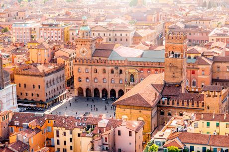 Dejlig byferie i Bologna, der ligger i det nordlige Italien. Et besøg i byen er en smuk og fascinerende oplevelse, som alle bør unde sig selv mindst én gang i livet. Byen kan opleves på bedste vis fra jeres centrale hotel og på den inkluderede byvandring.
