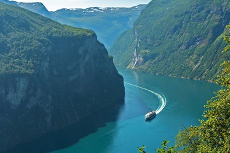 Krydstogt til Norges smukke fjorde. Se noget af Skandinaviens smukkeste natur på dette krydstogt, hvor I besøger tre norske byer med magisk fjordsejlads og naturlige vidundere. De betagende landskaber kombineres med afslapning og forkælelse på et flot kry