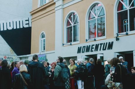 Teaterforestilling inkl. tapas. Teater Momentum åbner dørene og byder ind til forestillingen ”Sagaen om Kaspar Hauser" inkl. tapas eller drikkevare. 