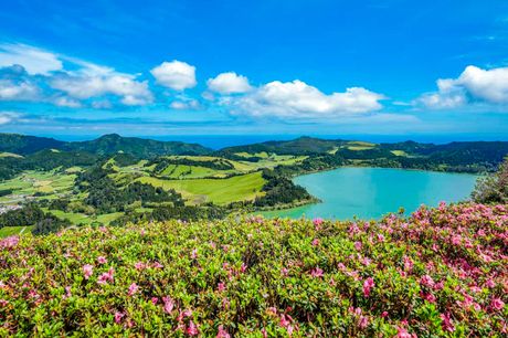 Azorerne med udflugter. Midt i Atlanterhavet ligger den smukkeste ø-gruppe, Azorerne. Her venter et overflødighedshorn af smuk natur, naturfænomener og nogle af jordklodens fantastiske underfundigheder. Rejsen inkluderer byrundtur og heldagstur til Lagos 