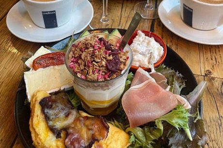 Valgfri formiddagshygge. Start dagen på bedste vis med en morgenmadstallerken eller brunch hos Kaffebaren Øgaden i Aalborg.