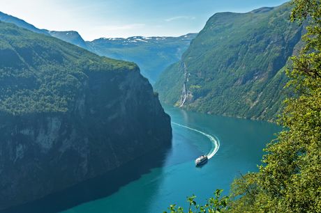 KRYDSTOGT TIL NORGES SMUKKE FJORDE. Se noget af Skandinaviens smukkeste natur på dette krydstogt, hvor I besøger tre norske byer med magisk fjordsejlads og naturlige vidundere. De betagende landskaber kombineres med afslapning og forkælelse på et flot kry