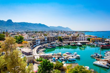 Fantastisk ø-ferie på Cypern. På Cypern er I nærmest garanterede sol og blå himmel. Gå på udforskning i de hyggelige gader, slap af på de kridhvide strande med turkisblåt vand, og besøg de mange arkitektoniske perler og museer, der vidner om en rig kultur