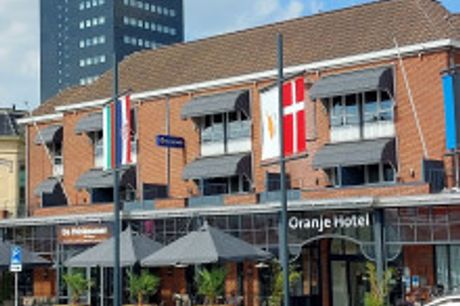 Erleben Sie echte Gastfreundlichkeit. Das Oranje Hotel ist schon seit mehr als 140 Jahren ein Begriff in Leeuwarden. Das Hotel liegt am Rande des historischen Stadtzentrums, genau gegenüber des Bahnhofs