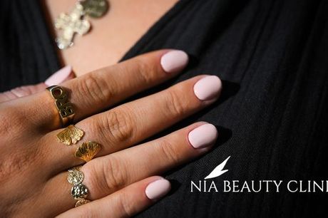 Manicure m. CND Shellac/Rubber Base. Nia Beauty Clinic gør dine negle forårsklar - uanset deres tilstand!