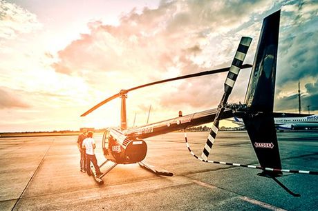 Ultimativ gaveidé: Fantastisk helikoptertur.  Byer over hele landet: HeliCompany Vælg mellem: - Helikopterrundflyvning på 8-10 minutter (ca. 25 km i luftlinje) - Helikopterrundflyvning på 18-20 minutter (ca. 55 km i luftlinje)
