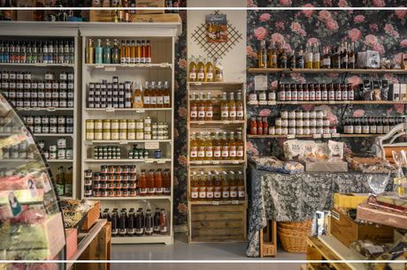Besøg Vestjyden på Vesterbrogade og få 40% rabat på delikatesser fra små, danske producenter. Oplev luksus i hverdagen med alt fra frisk æblemost til specialøl og krydderier fra hele landet. Butikken er en familievirksomhed i tre generationer og tilbyder 
