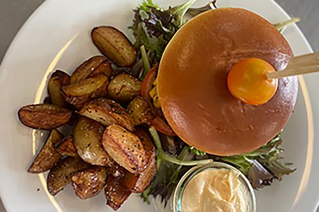 Kongenshus Kro byder for første gang på husets burger, lavet med frisk og lækkert fyld og dertil indbydende sprøde, smørristede kartofler og tilhørende aioli.