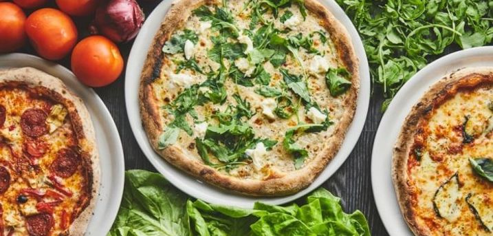 Spis med 33%. Pizza Smeden: Tidl. Pizza Hytten. Sprøde, italienske stenovspizzaer laves på førsteklasses, italienske råvarer.