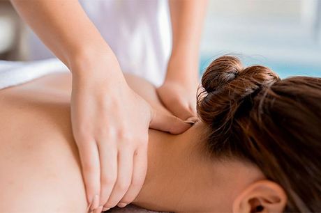 Valgfri massage hos NyLiv Her kan du vælge mellem 45 og 60 minutters massage, eller du kan tage kæresten med til 60 minutters parmassage, der vil efterlade jer begge fuldstændigt afslappede.