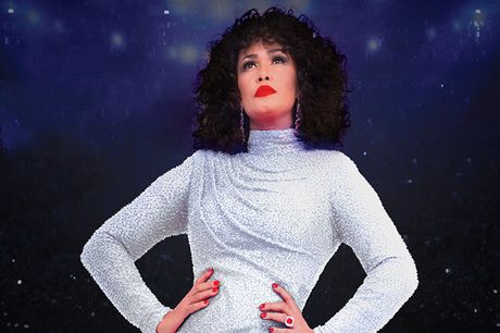 Oplev Whitney Houston live i Tivolis Koncertsal, når sangtalentet Belinda Davids genopliver alle de elskede hits med hendes utrolige stemme. Koncerten "The Greatest Love of All" er en musikalsk hyldest til Whitney Huston, som I ikke må gå glip af.