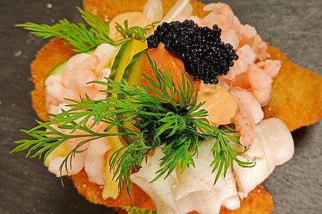 Glæd jer til at besøge den lille og hyggelige smørrebrødsforretning på Gillelejes Hovedgade og til at få en stjernegod smagsoplevelse med hjem. Du kan nemlig hente et stjerneskud med paneret fiskefilet, rejer og kaviar.