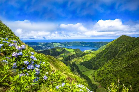 Azorerne med udflugter. Midt i Atlanterhavet ligger den smukkeste ø-gruppe, Azorerne. Her venter et fantastisk landskab med gamle vulkankratere, storstået natur oplevelser med idylliske landsbyer og rigtig god, lokal mad. Rejsen inkluderer flere spændende