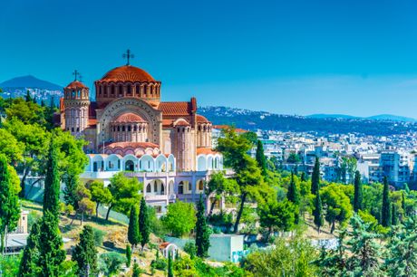 Oplev Grækenlands andenstørste by, Thessaloniki, der imponerer med sin osmanniske arkitektur, de farverige huse i makedonsk stil og de stenbelagte gader. I kommer til at bo på det 4-stjernede Hotel Golden Star, der ligger på stranden i populære Peraia.