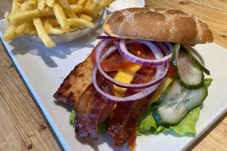 Middag hos Café Silas. Vælg mellem en saftig burgermenu, dagens tapasanretning eller fish and chips hos Café Silas i Varde.