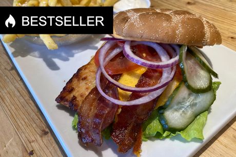 Burger fra Café Silas. Vælg mellem 4 burgere serveret med pommes og dip hos Café Silas på torvet i Varde. Kan både nydes i caféen og som takeaway.