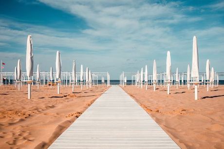 Italia Cervia - Hotel Kiss a partire da € 38,00. Relax sul lungomare a pochi passi dalla pineta con sconto in spiaggia