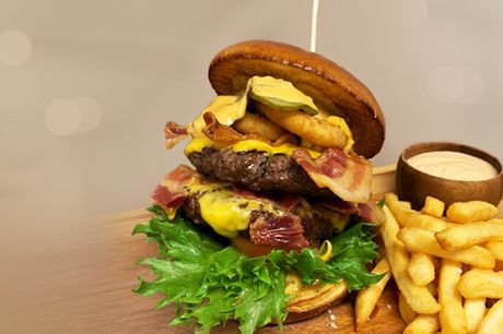 Dobbelt Maxi Burger-menu. Hent en dobbelt Maxi Burger-menu med burger, fritter og sodavand fra Korup Steak House. Perfekt til den store sult.