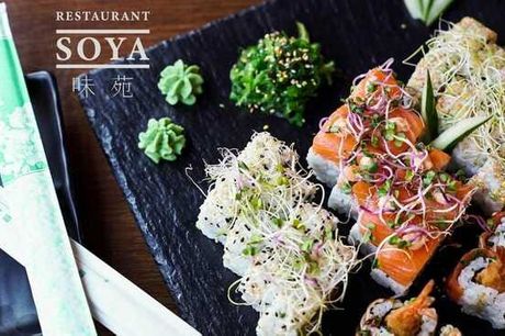 Stor sushi-menu med 40 stk. . Byens nemmeste (og lækreste) gæstemad - perfekt til sommerpicnic!