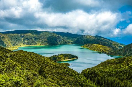 Ubeskriveligt smukke Azorerne. Midt i Atlanterhavet ligger den smukke ø-gruppe, Azorerne. Her venter et overflødighedshorn af naturfænomener og nogle af jordens fantastiske underfundigheder. Øgruppen har flere gange været kåret af National Geographic, og 