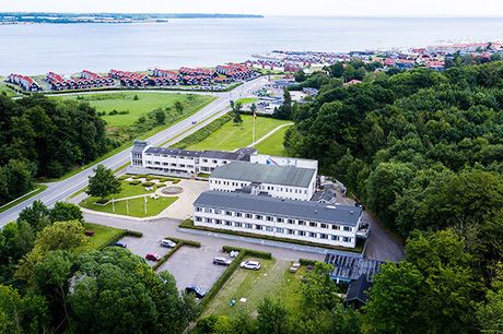 Hotel Juelsminde Strand. NYHED: Nyd livet med et ophold i havnebyen ved Kattegat inkl. 3-retters middag og kaffe med kage. Pris for 2 personer.