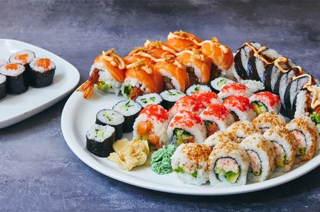Hent en nem og velsmagende aftensmad bestående af frisk sushi fra Koryu på Østerbro. Vælg mellem 2 forskellige sushimenuer med nok af favoritstykkerne til at mætte 2 personer. Ingefær og wasabi er naturligvis også inkluderet i menuerne.