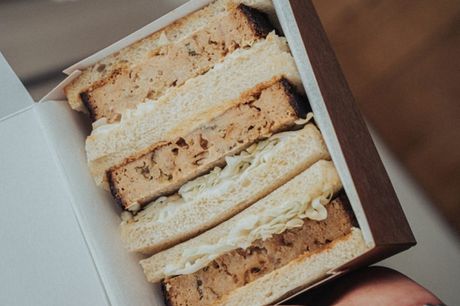 Japanse sandwich naar keuze + wafelfriet bij Ranchi Amsterdam <h2>Wat krijg je?</h2>
<ul>
 <li>Sandwich naar keuze (Japanse style) + wafelfriet bij Ranchi Amsterdam </li>
 <li>Voor 1 persoon </li>
</ul>
<h2>Goed om te weten</h2>
<div>
<ul>
 <li><strong>Ge