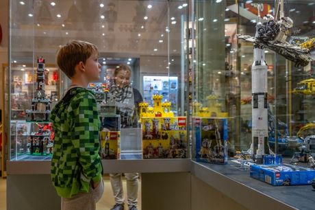 Museum van de 20e Eeuw + LEGO-expositie in Hoorn entreeticket <h2>Wat krijg je?</h2>
<ul>
 <li>Entreeticket Museum van de 20e Eeuw + LEGO-expositie in Hoorn</li>
 <li>Keuze uit:
 <ul>
 <li>Volwassenticket (17 +): € 7,5</li>
 <li>Kinderticket (4 t/m 16 jaa