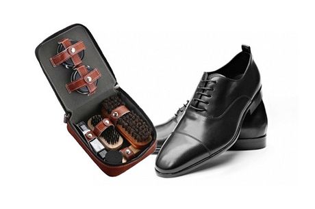 Skopudsesæt med 7 redskaber . Giv optimal pleje til dine sorte lædersko og læderstøvler med et lækkert skopudsesæt med 7 effektive redskaber.