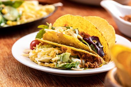 Besøg Restaurant Señorita på Vesterbro og spis dig mæt i et overflødighedshorn af tortillas og tacos. Du vælger selv fyldet til din mad blandt de mange muligheder, og du må spise lige lige så meget, som du ønsker. Tilkøb forfriskende margarita.