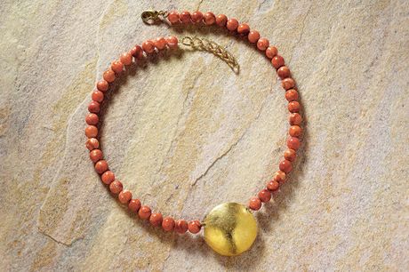 "Sun Disc" halskæde. Klæd dig med et smykke i forgyldt messing inspireret af solen og livsenergi med elegante dyrkede koraller. Inkl fragt.