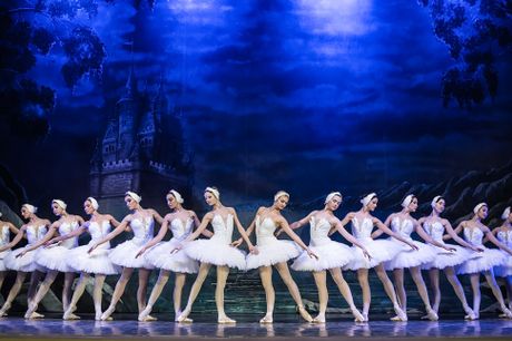 Lad dig fortrylle af den eventyrlige handling, smukke kostumer, medrivende musik og dans i den elskede Svanesøen i januar eller februar. De dygtige dansere fra Den Ukrainske Klassiske Ballet opfører klassikeren til Tjajkovskijs udødelige musik.