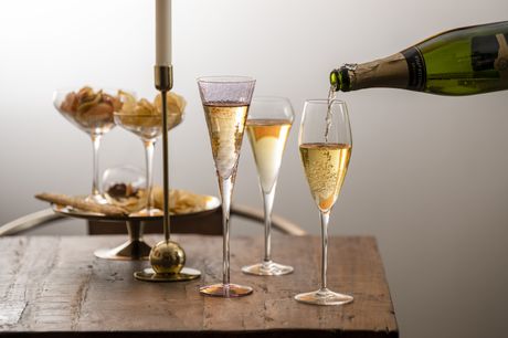 Gavekurv inkl. tapas for 2 . Gavekurv der både giver den glade modtager champagnetapas hos Champagniet og en flaske champagne til at tage med hjem.