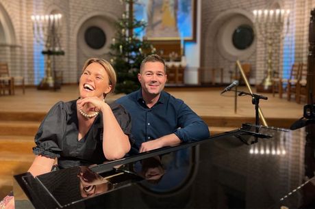 I julen kan du komme med til en helt særlig koncertoplevelse med Katrine Muff og Johannes Langkilde i nogle af de smukke danske kirker. Lad julestemningen stige til tops, mens hele publikum vil samle sig om de opløftende og medrivende sange.