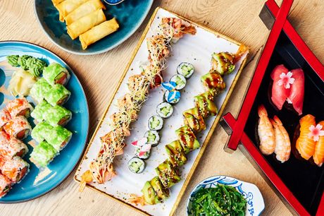 Nytårs sushi fra Yaki Yaki. Få en stor sushimenu med 54 stykker samt mini forårsruller og tangsalat som takeaway eller hos restauranten i Vanløse.