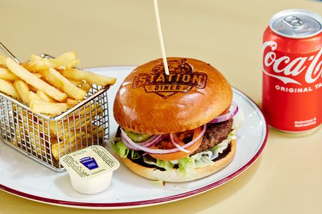 Vælg mellem den klassiske burger New York, Hollywood med bearnaise og ristede løg eller vegetarburgeren Seattle. Du får også en lille pommes frites og en sodavand med i menuen. Kan indløses i alle 3 restauranter. 