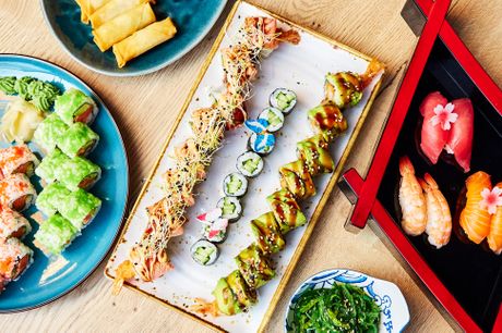 Yaki Yaki Sushi er klar til at byde alle sushi-elskere i Vanløse og omegn på en smagfuld rejse til Japan med deres store sushimenu. der er nok til 3-4 personer, og menuen indeholder 54 klassiske ruller samt mini forårsruller og tangsalat. 