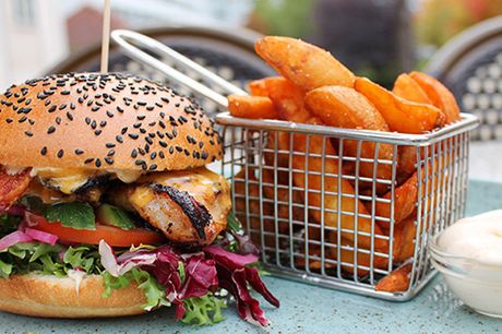 Cafe K i Aarhus, Randers, Silkeborg og Viborg byder indenfor til deres populære burgere. Du har frit valg mellem 4 forskellige slags, der serveres med fries, og du vælger selv, hvilken af caféerne du vil besøge.