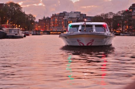 Rondvaart door de grachten met Canal Tours Amsterdam (60 min) <h2>Wat krijg je?</h2>
<ul>
 <li>Rondvaart (60 min) door de grachten met Canal Tour Amsterdam, onderdeel van Stromma</li>
 <li>Voor 1 persoon </li>
</ul>
<h2>Goed om te weten</h2>
<ul>
 <li><st