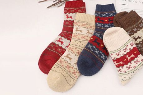 5 par julesokker . Nyd den gode julestemning og hold fødderne varme i de kolde måneder med 5 par flotte og bløde julesokker i en blanding af uld og polyester.