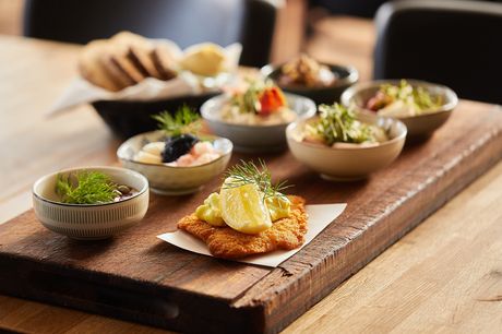 Glæd dig til at nyde en frokostplatte med fiskefilet, hønsesalat, kalvefilet, ost m.m. i fantastiske omgivelser med udsigt til Frederiksborg Slot eller slotssøen på Café København i Hillerød. 