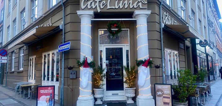 Lunas juletapas . Luna sætter julestemningen med deres juletapas med klassiske og moderne elementer - spis i caféen eller tag maden med. 