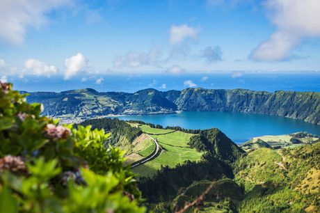 Maleriske og storslåede Azorerne . Midt i Atlanterhavet ligger den smukke ø-gruppe, Azorerne. Her venter et overflødighedshorn af naturfænomener og nogle af jordens fantastiske underfundigheder. Øgruppen har flere gange været kåret af National Geographic,